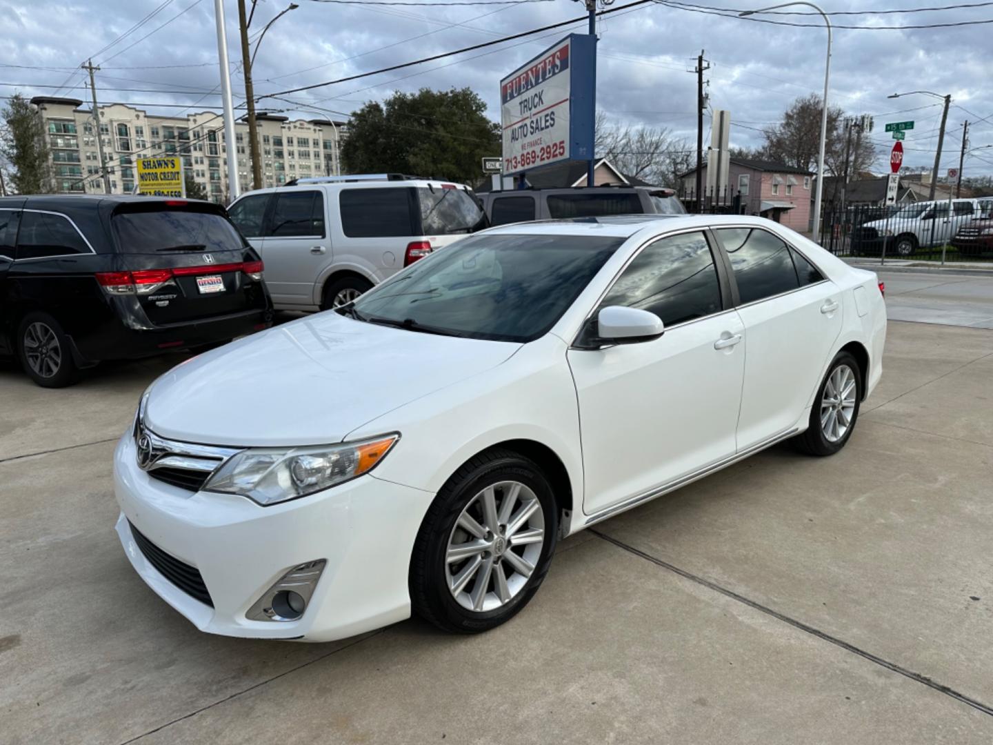 2012 White /Silver Toyota Camry XLE (4T4BF1FK0CR) with an 2.5L engine, Automatic transmission, located at 1501 West 15th St., Houston, 77008, (713) 869-2925, 29.797941, -95.411789 - Photo#0